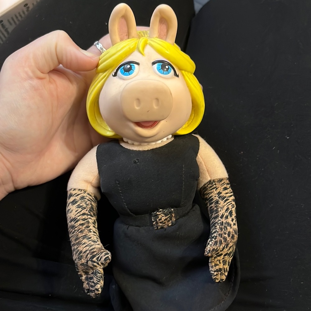 MUPPETS-MISS PIGGY-1998-APPLAUSE-RETIRED-BLACK DRESS-LONG LEOPARD GLOVES